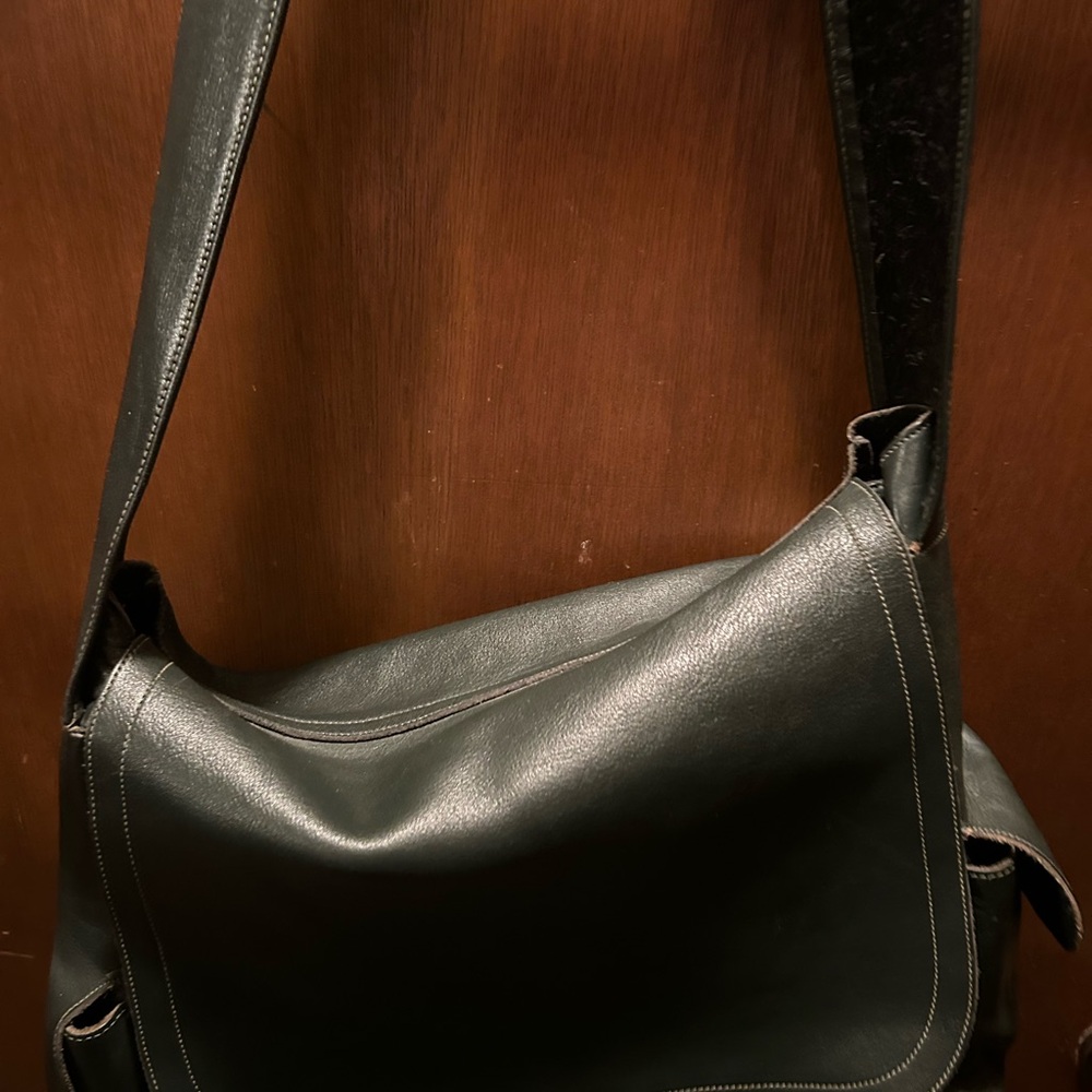 Elegant Dark Green Leather Messenger Bag